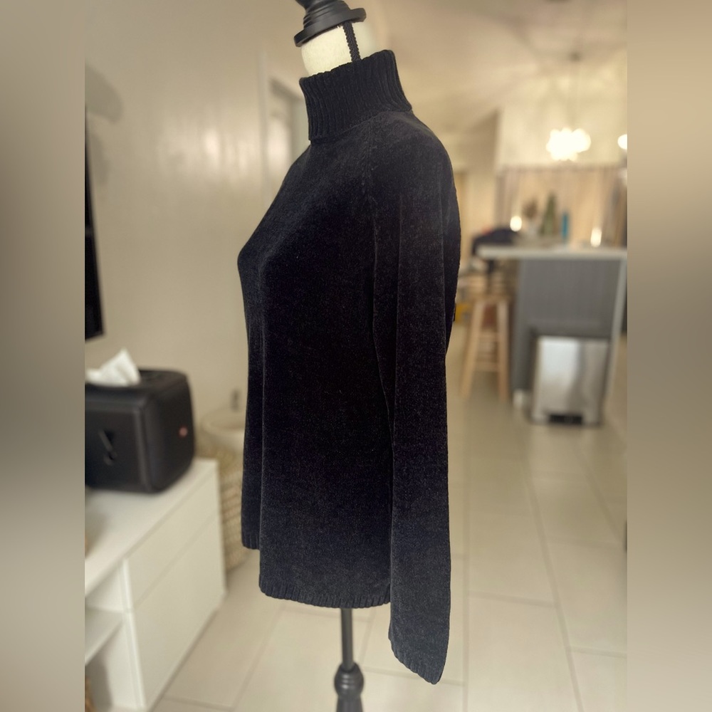 Chico’s sweater, women, size 1 super cute!! 🖤